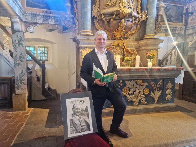 Pfarrer Christian Mai liest Bonhoeffer-Texte in der Kirche Oybin.
