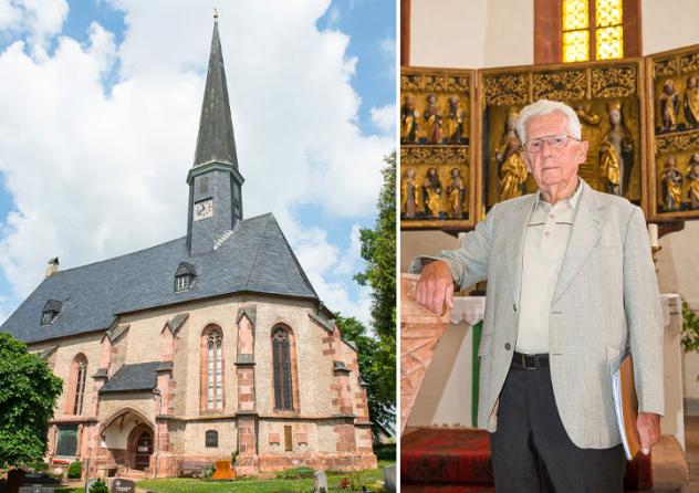 Ein schmaler Turm auf einer großen Kirche in Erlau. Giselher Günther zeigt den Altar der Kirche – mit Maria, der heiligen Barbara und der heiligen Katharina. Der große Flügelaltar mit seinen geschnitzten, farbigen und zum Teil vergoldeten Figuren stammt von 1500. Foto: Thomas Barth