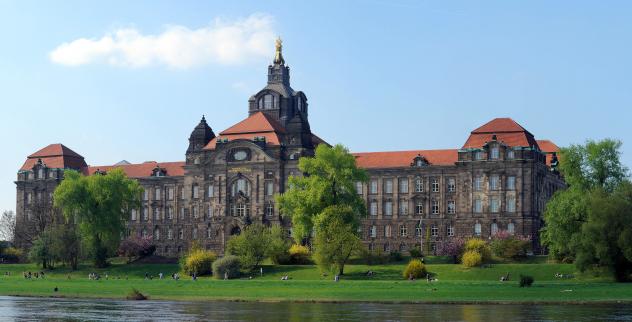 Dresdner Staatskanzlei vom Altstadtufer der Elbe