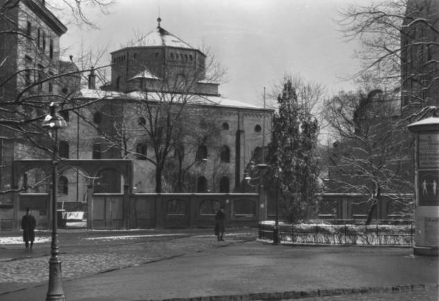 Auch die alte Synagoge in Dresden von Gottfried Semper, 1840 erbaut, wurde während der Reichspogromnacht niedergebrannt.