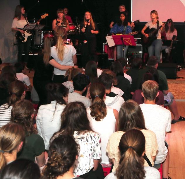 Konzert im MissioCamp Erzgebirge: Die Band des Camps spielt zum Start in den Tag und bei der Abendveranstaltung in der Strobelmühle im Pockautal. Foto: Trautmann MissioCamp Erzgebirge, Strobelmühle