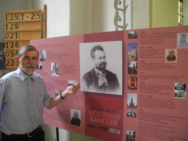 Kirchvorsteher Eberhard Zobel zeigt in der Kirche Schmeckwitz auf die Ausstellung über den Architekten Woldemar Kandler. Foto: Andreas Kirschke Woldemar Kandler, Schmeckwitz, Kirche, Ausstellung, Eberhard Zobel