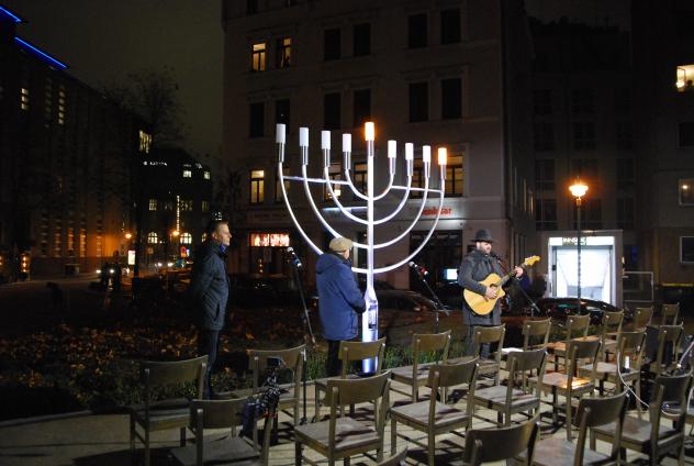 Einweihung des Chanukka-Leuchters an der Gedenkstätte Gottschedstraße am 10.12.2020
