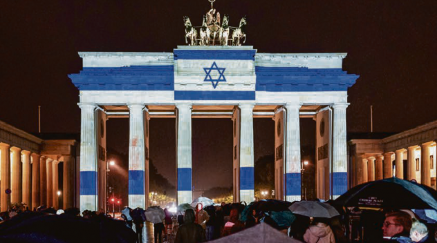 Die Israelische Flagge wird auf Wunsch des Regierenden Bürgermeisters am Rande des »Festival of Lights« als Solidaritätsbekundung auf das Brandenburger Tor projiziert. Die palästinensische Pfarrerin Sally Azar kritisierte das und fragte, wo dabei die Perspektive der Palästinenser sei. © picture alliance/Fabian Sommer