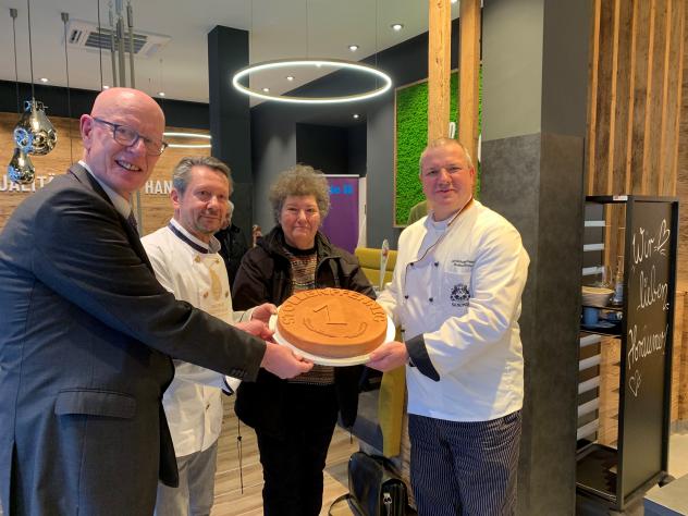 Das Foto zeigt die Eröffnung der 29. Aktion Stollenpfennig im Advent 2022 in Radebeul mit Diakoniechef Dietrich Bauer (l.) und Landesobermeister Roland Ermer (r.). Sammlung ist eine Aktion von Kirche und Bäckerhandwerk.