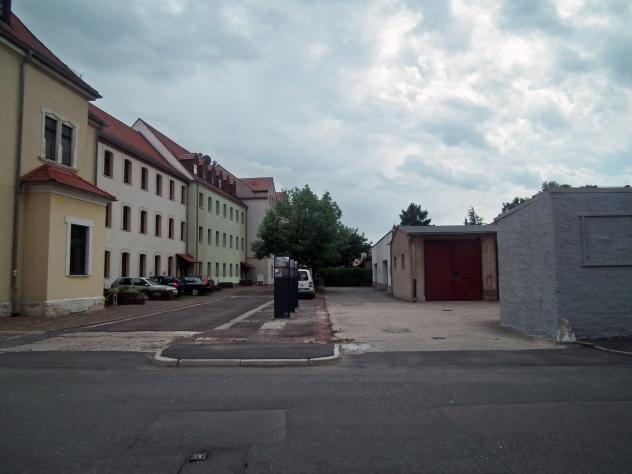 Schleusenbereich mit Erinnerungsstelen und Zellentrakt im Geschlossenen Jugendwerkhof Torgau