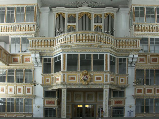 Westseite des Innenraumes der Georgenkirche mit Ratschor und Orgelempore