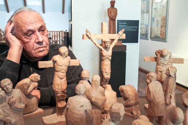 Gottfried Reichel zu Lebzeiten mit einigen seiner Arbeiten. Gottfried Reichel zu Lebzeiten mit einigen seiner Arbeiten.