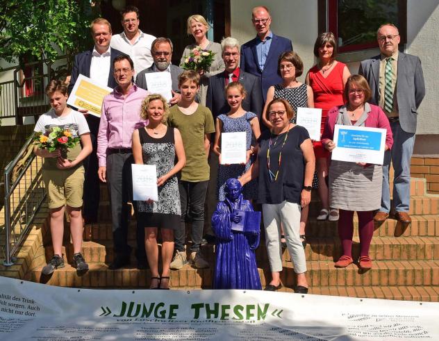 Träger des Medienpreises: Nach der Preisverleihung versammelten sich die Gewinner vor dem Gemeindehaus der Leipziger Friedenskirche und dem Banner der »Jungen Thesen« aus Dresden. Es fehlen die Vertreter der Kinder-Bilder-Bibel. Foto: Wolfgang Zeyen