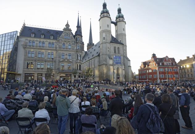 Ökumenisches Gedenken vor der Marktkirche Halle mit ökumenischem Gottesdienst am 14. Oktober ©epd-bild/Steffen Schellhorn Ökumenisches Gedenken vor der Marktkirche Halle mit ökumenischem Gottesdienst am 14. Oktober ©epd-bild/Steffen Schellhorn