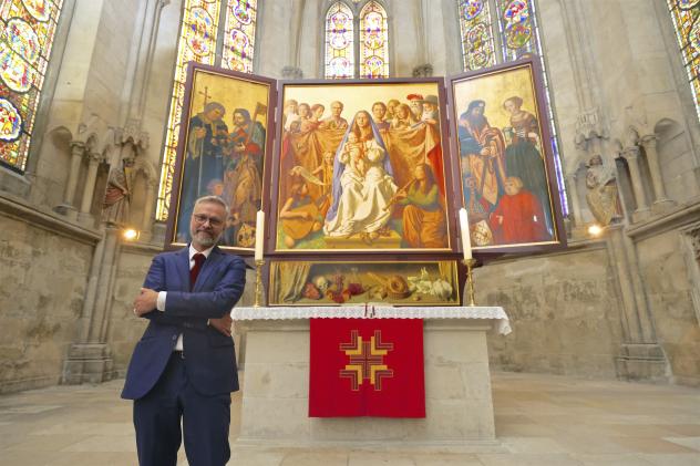 Leipziger Künstler Michael Triegel vor dem Altar im Naumburger Dom. Leipziger Künstler Michael Triegel vor dem Altar im Naumburger Dom.