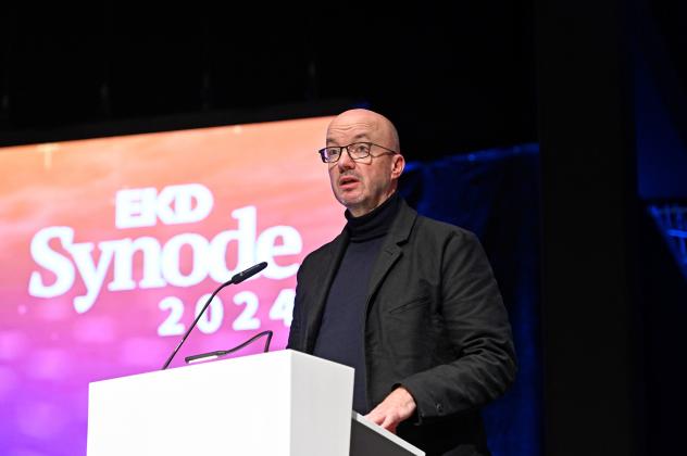 Bischof Tobias Bilz, Landesbischof der Evangelisch-Lutherischen Landeskirche Sachsens, spricht während der 5. Tagung der 13. Synode der Evangelischen Kirche in Deutschland (EKD) in Würzburg