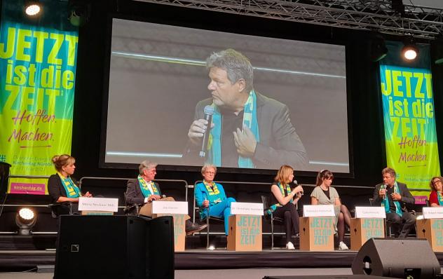 Vizekanzler und Bundesminister für Wirtschaft und Klimaschutz Dr. Robert Habeck MdB auf dem Podium »Wer hat's verbockt? Und was machen wir jetzt? Verantwortung und Schuld in der Klimakrise« beim Kirchentag in Nürnberg.