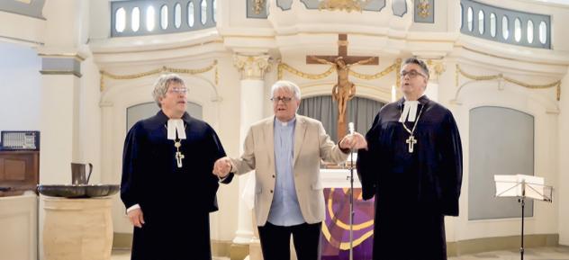 Jürgen Hauskeller mit Landesbischof Friedrich Kramer (l.) und Regionalbischof Tobias Schüfer bei einem Bußgottesdienst in Zella-Mehlis. Jürgen Hauskeller mit Landesbischof Friedrich Kramer (l.) und Regionalbischof Tobias Schüfer bei einem Bußgottesdienst in Zella-Mehlis.