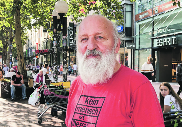 Jesuitenpater Christian Herwartz (1943–2022) bei seinen Straßenexerzitien in Berlin. 1978 begann er als Dreher und Lagerarbeiter in Berlin und wohnte ab 1979 mit Mitbrüdern in einer Wohngemeinschaft in Berlin-Kreuzberg. Er schlief in einem Zimmer mit 8 Betten. Oft wusste er morgens nicht, wer abends im Bett liegen würde. Aus dieser Gastfreundschaft entstanden die »Exerzitien auf der Straße«. 