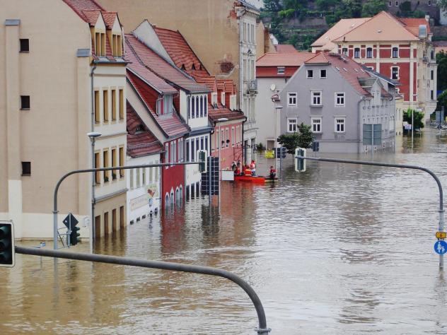 Vor 20 Jahren Hochwasser, wie hier an der B6 in Meißen, wo die Elbe übertrat – heute HItze und Dürre.