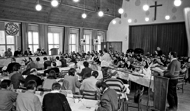 30. April 1989: Im Gemeindehaus der Dresdner Christus- kirche beschloss die Versammlung zwölf Ergebnistexte – ein ökumenischer »Kairos«, dessen Impulse bis heute wirken. Foto: epd-bild/ Bernd Bohm