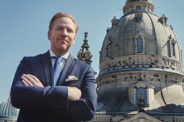 Star-Geiger Daniel Hope vor der Dresdner Frauenkirche. Foto: Tibor Bozi Star-Geiger Daniel Hope Dresdner Frauenkirche