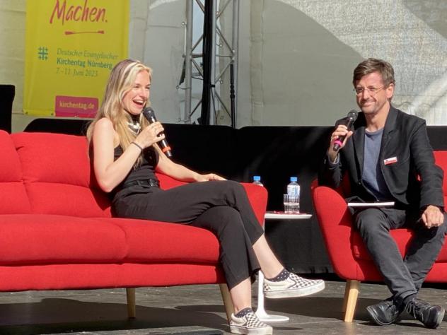   Der Leitende Redakteur des Sonntag, Stefan Seidel, im Gespräch mit der aktuellen Miss Germany, Kira Geiss, auf dem Roten Sofa des EMVD. © Grothe