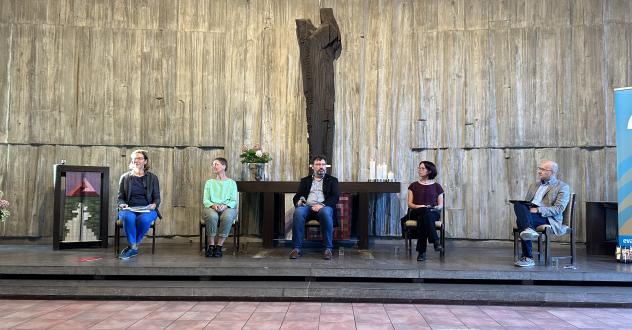 "Forum Konkret" in der Dietrich-Bonhoeffer-Kirche Chemnitz (v. l.): Mit Mandy Weigel (Moderation, DER SONNTAG), Katharina Kimme-Schmalian, Dr. Olaf Richter, Dr. Ulrike Lynn, Stephan Tischendorf (Moderation, Evang. Forum) © Ev. Forum