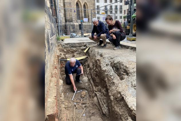 Peter Hiptmair (unten) und Nicole Eichhorn vom Landesamt für Archäologie, Pfarrer Bernhard Stief. Die Kirche selbst ist trotz Bauarbeiten und Grabungen weiter zugänglich.