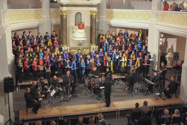 Ein großer Gospelchor in Zwickau: Zwickauer und Auerbacher Sänger beim Westsächsischen Gospelprojekt 2016 in der Pauluskirche. Foto: Grummet Gospelchor, Zwickau, Pauluskirche