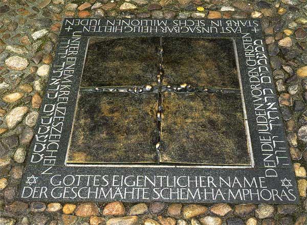 Mahnmal am Südostflügel der Stadtkirche Wittenberg