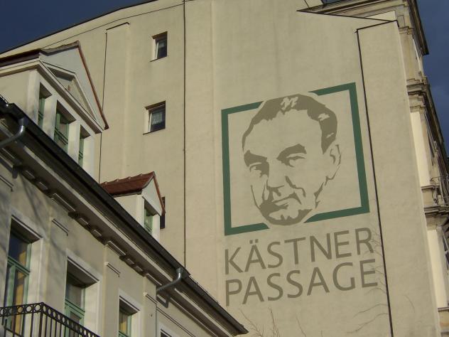 Erich Kästners Porträt an einem Haus der sogenannten Kästner-Passage in der Dresdner Neustadt