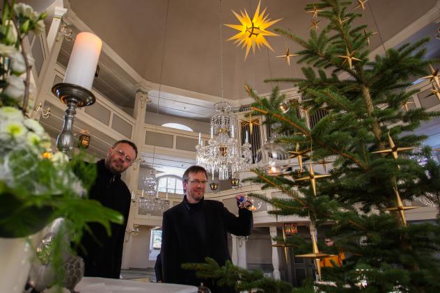 Pfarrer Michael Harzer und Kantor Tobias Braun (v. l.) zünden auch im Januar die Lichter in der Seiffener Bergkirche an.
