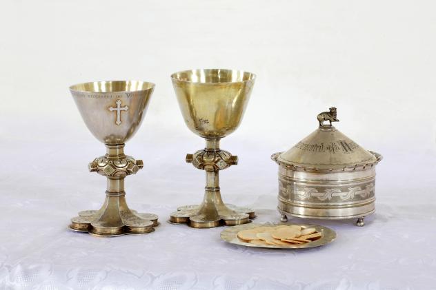 Abendmahlsgeräte: Kelche, Patene, Ziborium. © R. Oettel Abendmahlsgeräte: Kelche, Patene, Ziborium. R. Oettel