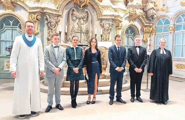 Posieren in der Frauenkirche Dresden für die Familienalben später: Die fünf Konfirmanden aus Schaustellerfamilien mit Frauenkirchenpfarrerin Angelika Behnke (r.) und dem Zirkuspfarrer Klaus Zebe (l.). © Kathrin König 