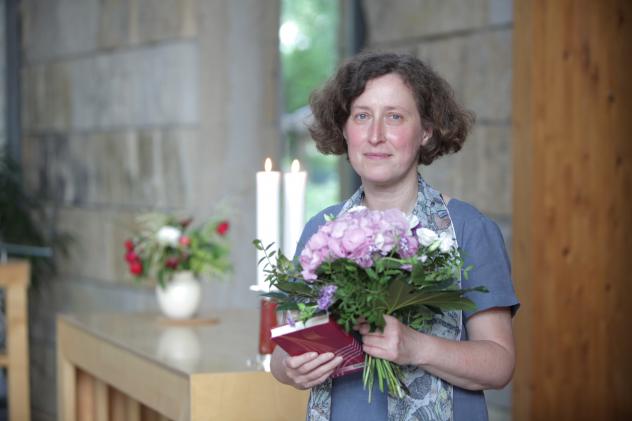 Pfarrerin Brigitte Lammert wurde von der Bezirkssynode zur neuen Superintendentin des Kirchenbezirks Pirna gewählt. Foto: Daniel Förster Brigitte Lammert, Superintendentin, Glückwunsch, Blumenstrauß