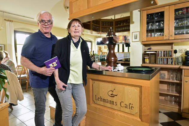 Wolfgang und Christina Lehmann am Tresen ihres Cafés. Im Alter von 76 Jahren schließen sie nun das Lokal.
