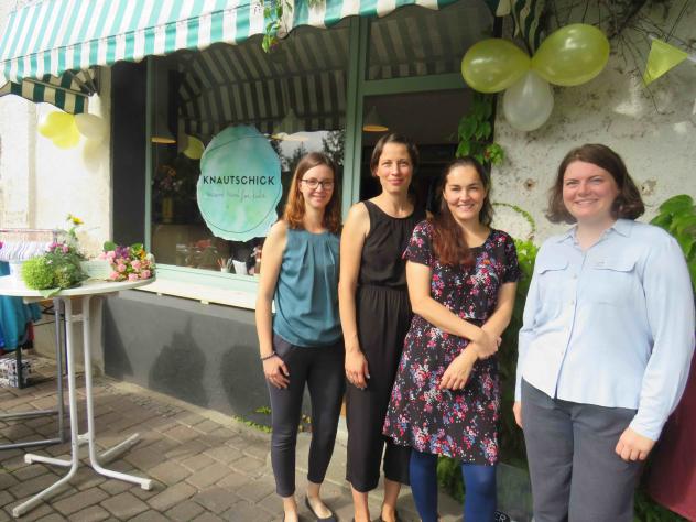Der Second-Hand-Laden »Knautschick« – hier zur Eröffnung im Herbst 2023 – liegt im Leipziger Stadtteil Knauthain und wird von der örtlichen Kirchgemeinde betrieben. Nun hat die Gemeinde mit diesem Projekt die Publikumsabstimmung im Wettbewerb "chrismon Gemeinde 2025" und damit ein Preisgeld von 2000 Euro gewonnen. Foto: Silvia Funke/Archiv