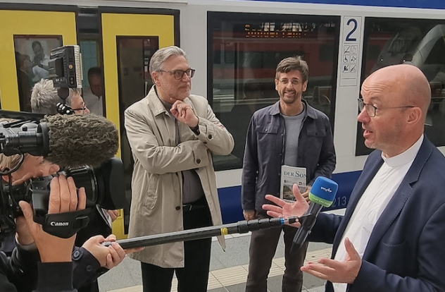 Joachim Liebig am Kirchentagssonderzug in Leipzig mit Stefan Seidel, leitender Redakteur SONNTAG, und Landesbischof Tobias Bilz (v.l.n.r.). 