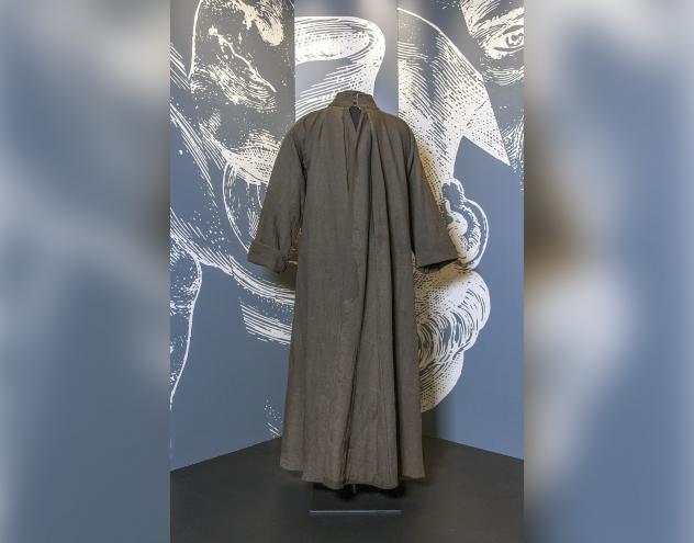 „Cuculla“ nennt sich das schwarze Obergewand mit Kragenkapuze. „Cuculla“ nennt sich das schwarze Obergewand mit Kragenkapuze.