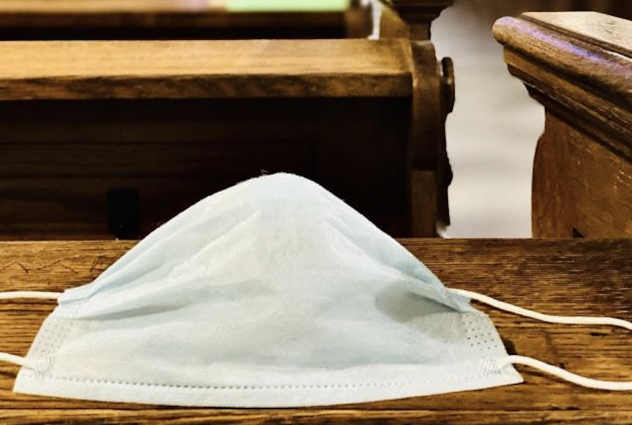 In Kirche und anderen Einrichtungen der Kirchgemeinden muss bei Veranstaltungen kein Mund-Nasen-Schutz mehr getragen werden. Foto: Jeyaratnam Caniceus/Pixabay Kirche, Kirchenbank, Maske, Corona