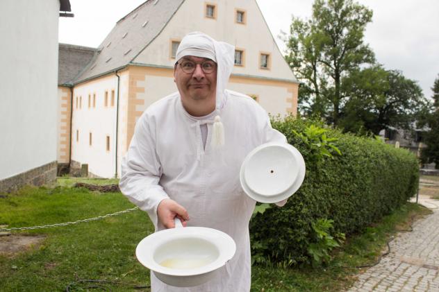 Nähert sich mit Humor und Witz der Geschichte des stillen Örtchens: Michael Kreskowsky auf der Festung Königstein