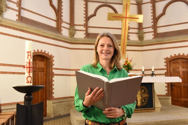 Neues Lektionar für alle Kirchgemeinden: Pfarrerin Anke Arnold hält das neue gottesdienstliche Vorlesebuch für die Versöhnungskirche in Dresden-Blasewitz in ihren Händen. Ab erstem Advent ist es im Einsatz. Foto: Steffen Giersch