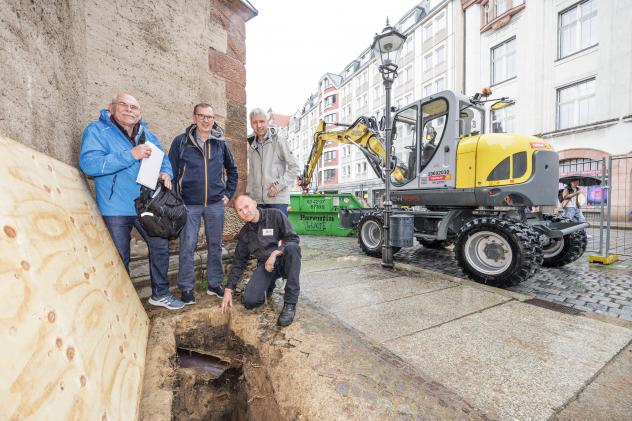 Besprechung vor Ort (v. l.): Architekt Thomas Plietzsch, Baupfleger Jens-Peter Müller, Küster Stefan Oehme und Pfarrer Bernhard Stief an einem Abschnitt vom Fundament. Besprechung vor Ort (v. l.): Architekt Thomas Plietzsch, Baupfleger Jens-Peter Müller, Küster Stefan Oehme und Pfarrer Bernhard Stief an einem Abschnitt vom Fundament.