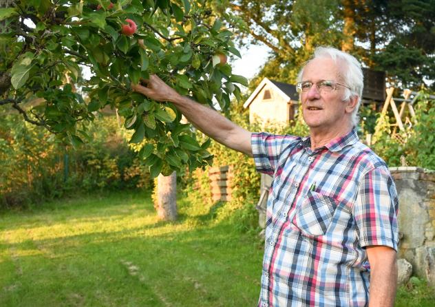 Pfarrer Sieghard Löser im heimischen Garten in Cunersdorf.