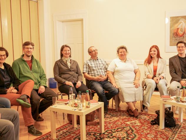 Teilnehmer und Veranstalter am Abschlussabend in gemütlicher Runde: Rückblick halten und das eigene Bild von Kirche beschreiben. Teilnehmer und Veranstalter am Abschlussabend in gemütlicher Runde: Rückblick halten und das eigene Bild von Kirche beschreiben.