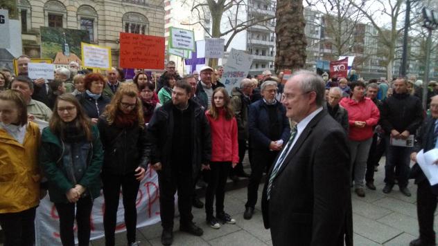 Demonstration vor der Landessynode – Präsident Otto Guse sucht das Gespräch