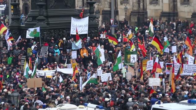 Pegida-Demonstration in Dresden, 2015. © Kalispera Dell – https://www.panoramio.com/photo/116227104, CC BY 3.0, https://commons.wikimedia.org/w/index.php?curid=38068798 Pegida extremistisch