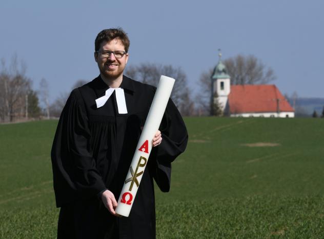 Osterlicht auf dem Feld: Pfarrer Benjamin Stahl wird am Ostersonntag spazierengehen. Für sich und seine Gemeinde wird er einen Stationenweg durchs Dorf vorbereiten. Foto: Steffen Giersch Pfarrer, Osterkerze, Osterlicht, Benjamin Stahl