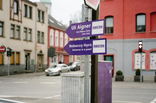 Rebecca Horn, The Universe in a Pearl, Beschilderung entlang des Purple Path in Lößnitz
