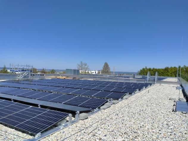 Die neue Solaranlage auf dem Dach des Landeskirchenarchivs. Foto: EVLKS Solaranlage Archivgebäude Evangelisch-Lutherische Landeskirche Sachsens