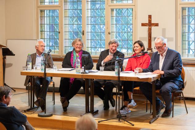 Johannes von Dohnanyi (M.) bei der Podiumsdiskussion im Gemeindesaal der Leipziger Thomaskirche. © Rebecca Borbe Johannes von Dohnanyi (M.) bei der Podiumsdiskussion im Gemeindesaal der Leipziger Thomaskirche. Foto: Rebecca Borbe