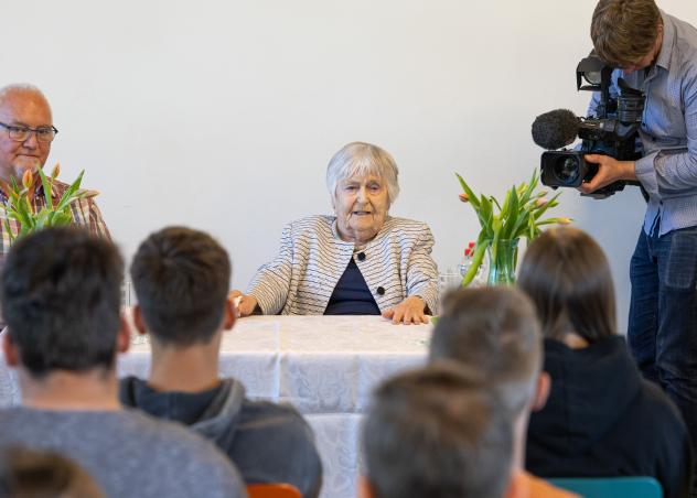 Dr. Lydia Tischler berichtete vor Schulklassen in Oederan aus ihrer Zeit im Konzentrations- und Arbeitslager. Dr. Lydia Tischler berichtete vor Schulklassen in Oederan aus ihrer Zeit im Konzentrations- und Arbeitslager.