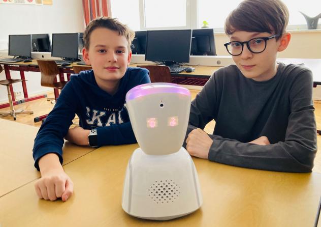 An der Ev. Oberschule Schneeberg kommt neuerdings ein Avatar-Roboter zum Einsatz. Vincent Espig (r.) und Benjamin Fitzthum testen ihn. © A. Neef